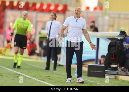 Benevento, Italia. 04 ottobre 2020. L'allenatore serbo di Bologna Sinisa Miahajlovic guarda durante la serie A una partita di calcio Benevento vs Bologna FC Credit: Agenzia indipendente di fotografia/Alamy Live News Foto Stock