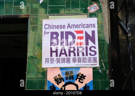 Gli americani cinesi per Biden Harris poster su un muro a Chinatown, San Francisco, California, Stati Uniti; novembre 2020 campagna elettorale presidenziale. Foto Stock