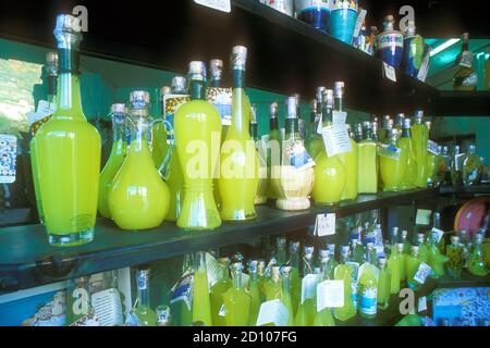 Limoncello in vendita, Italia Foto Stock