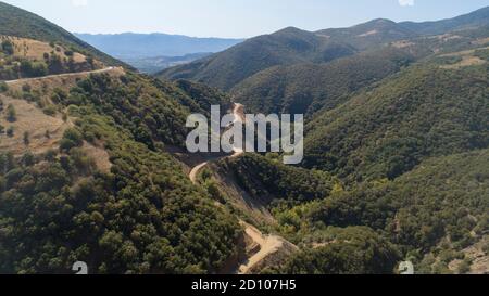 Vista aerea del drone sulle montagne con la strada di montagna Foto Stock