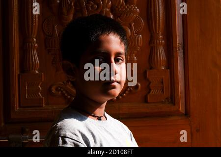 Kalaburagi, Karnataka/India-Settembre 02.2020: Primo piano di un ragazzo indiano alla luce del sole del mattino a casa Foto Stock