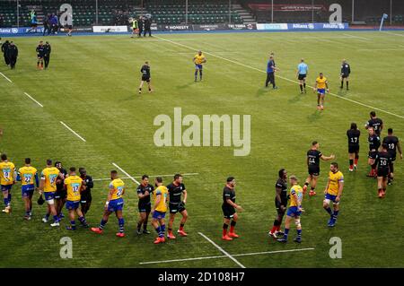 I giocatori di Saracens e Bath stringono le mani alla fine della partita della Gallagher Premiership allo stadio Allianz di Londra. Foto Stock