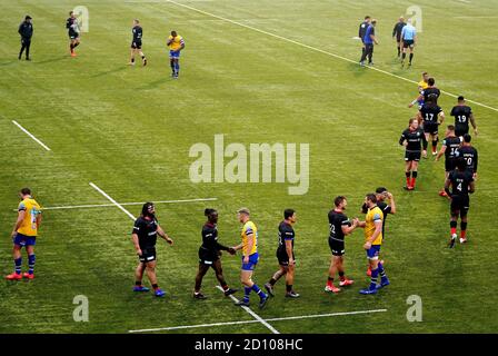 I giocatori di Saracens e Bath stringono le mani alla fine della partita della Gallagher Premiership allo stadio Allianz di Londra. Foto Stock