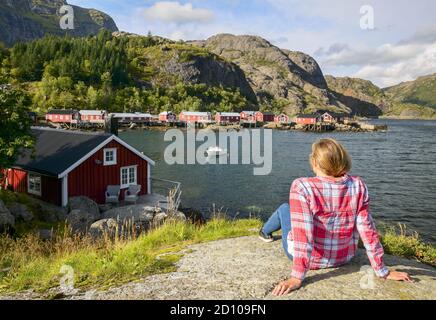 Vista panoramica del bellissimo villaggio Nusfjord a Lofoten isola con case rosse / cottage in estate con nuvole e cielo blu. Questo è un 'must go Foto Stock