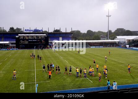 I giocatori di Saracens e Bath stringono le mani alla fine della partita della Gallagher Premiership allo stadio Allianz di Londra. Foto Stock