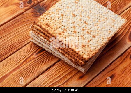 Il mattzo focaccia per le feste ebraiche di alto livello sul tavolo Foto Stock