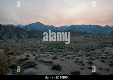 Alabama Hills è una splendida posizione nel deserto nella contea di Inyo, California, Stati Uniti, perfetta per campeggiare e guardare un tramonto. Foto Stock