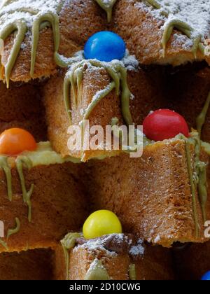 Closeup Pandoro tradizionale torta di natale italiana decorata con cioccolato. Vacanze invernali cucina tradizionale italiana Foto Stock