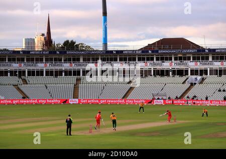 Vista generale: Steven Croft di Lancashire Lightning si accovaglia davanti a stand vuoti durante la partita semi finale di Vitality Blast T20 a Edgbaston, Birmingham. Foto Stock