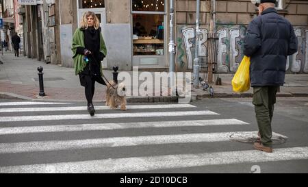 Belgrado, Serbia, 7 febbraio 2020: Pedoni che attraversano la strada Foto Stock