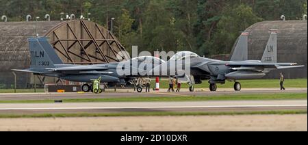 F-15E Sciopero aquile del 492° squadrone "Mad Hatters" a RAF Lakenheath durante i controlli prima del volo, Foto Stock