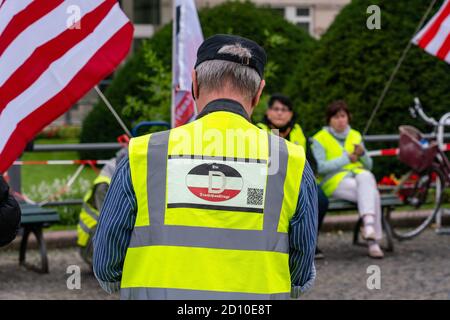 2 ottobre 2020, Berlino, i cosiddetti Reichsburgs si manifestano di fronte all'ambasciata americana. Reichsforgen si vedeva di nuovo, vale a dire bandiere dell'Impero tedesco, che inizialmente erano usate anche dai socialisti nazionali, nonché la bandiera della Prussia e la bandiera rovesciata della Germania. I dimostranti pongono la cosiddetta questione tedesca con il loro raduno e chiedono la 'superignità' della Germania. | utilizzo in tutto il mondo Foto Stock