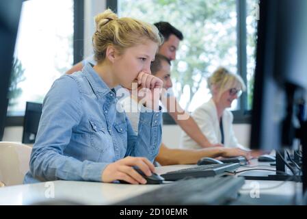 una donna con studi di informatica Foto Stock