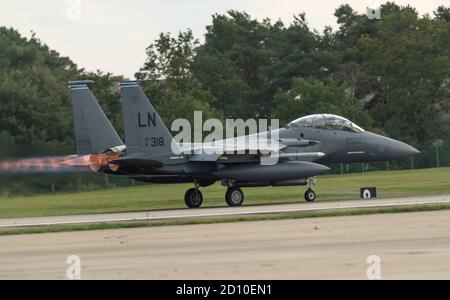 F-15E Sciopero Eagle, dopo i bruciatori accesi, rotolando giù la pista a piena potenza per il decollo Foto Stock