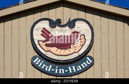 Segno, villaggio, uccello che tiene la mano, legno intemperie, costruzione, Lancaster County, Pennsylvania, Bird-in-Hand, PA Foto Stock