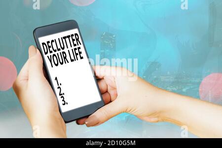 Testo di callwriting declutter la vostra vita. Foto concettuale per eliminare elementi estranei o informazioni nella vita moderni gadget con schermo bianco Foto Stock