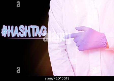 Scrittura concettuale a mano che mostra Hashtaghashtag. Concetto che significa parola preceduta da un hashtag di segno hash sui siti di social media visualizzazione di Sticker Paper Foto Stock