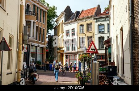 Vista sul centro storico di Gouda. Vecchie case della Wijdstraat e Lage Gouwe vista da Torenstraat. Olanda meridionale, Paesi Bassi. Foto Stock