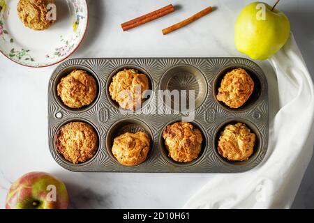 Muffin freschi di mela Foto Stock