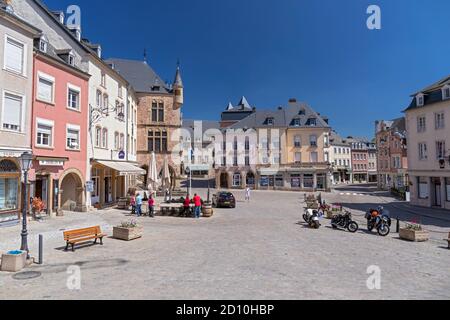 Europa, Lussemburgo, Echternach, Place du Marche con il tribunale storico oltre Foto Stock