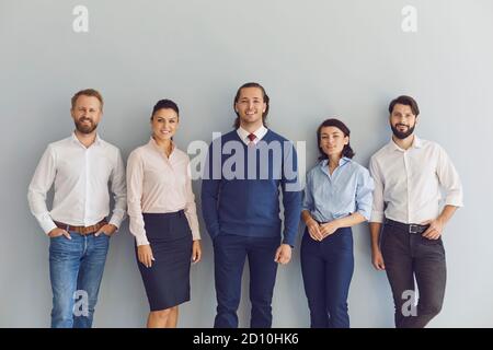 Ritratto di gruppo di giovani imprenditori sorridenti o lavoratori aziendali che guardano alla telecamera Foto Stock