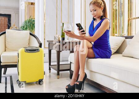 Giovane donna nella hall hotel Foto Stock