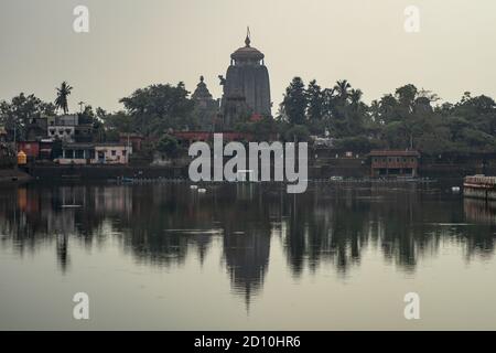 Bhubaneswar, India - 4 febbraio 2020: Vista sul tempio di Chitrakarini e la sua riflessione sul lago di Bindu Sagara il 4 febbraio 2020 a Bhubaneswar, India Foto Stock
