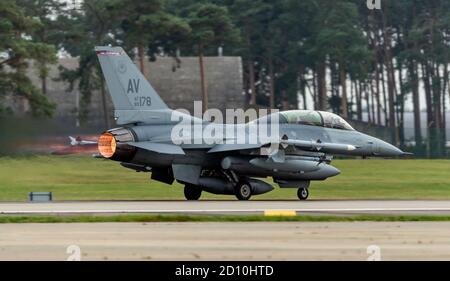 510 Fighter Squadron F-16 Fighting Falcons con piena potenza dopo bruciatore per decollo Foto Stock