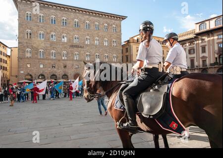 Firenze, Italia - 2020 settembre 26: Unità montate (poliziotto a cavallo) in Piazza della Signoria durante una sfilata storica. Foto Stock