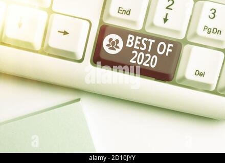 Scrittura a mano concettuale che mostra il meglio del 2020. Concetto che significa grandi e meravigliose cose ed eventi è accaduto su 2020 tasti colorati con accesso Foto Stock