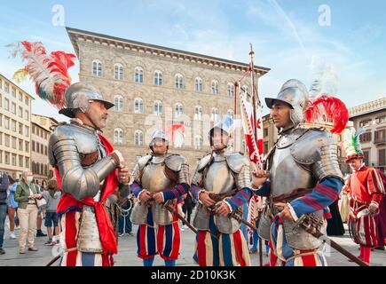 Firenze, Italia - 2020 settembre 26: Figuranti in sfilata di armature, durante la rievocazione storica del "Bacco Artigiano 2020 Festival". Foto Stock