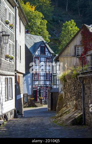 Pittoresche case lungo il fiume Rur nel centro storico di Monschau, Germania Foto Stock