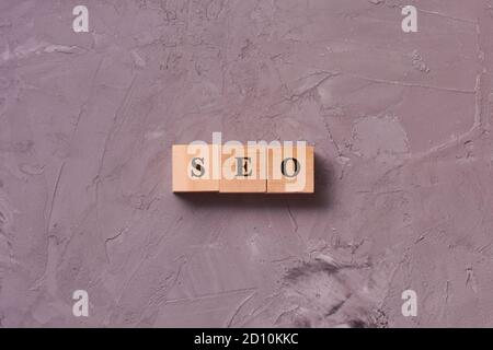 SEO (ottimizzazione dei motori di ricerca) acronimo scritto in cubo di legno. Ottimizzazione dei motori di ricerca, grafico cloud concettuale, concetto aziendale Foto Stock