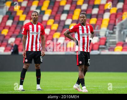 Brentford, Regno Unito. 04 ottobre 2020. Ethan Pinnock e Ivan Toney di Brentford durante la partita di Sky Bet Championship giocata a porte chiuse tra Brentford e Preston North End al Brentford Community Stadium di Brentford, Inghilterra. Giocato senza sostenitori in grado di partecipare a causa delle attuali regole del governo durante la pandemia COVID-19 il 4 ottobre 2020. Foto di Andrew Aleksiejczuk/prime Media Images. Credit: Prime Media Images/Alamy Live News Foto Stock