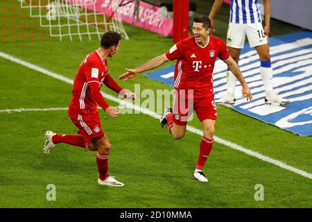 Monaco, Germania. 2020 ottobre 04.10.2020. Primo: 2020, calcio, 1° Bundesliga, stagione 2021/ , 3° incontro, FC Bayern Monaco - Hertha BSC Berlino, Benjamin Pavard, Robert Lewandowski, FC Bayern Monaco, FCB, Munchen, Muenchen, figura intera, giubilazione, | uso nel mondo Credit: dpa/Alamy Live News Foto Stock