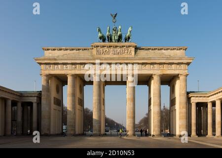 Berlino / Germania - 16 febbraio 2017: La famosa porta di Brandeburgo, simbolo di Berlino e Germania Foto Stock
