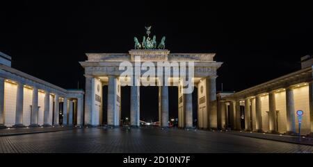 Berlino / Germania - 16 febbraio 2017: Simbolo di Berlino e Germania, porta di Brandeburgo di notte Foto Stock