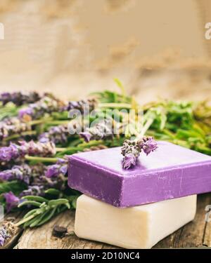 Saponi di lavanda fatti in casa. Vista in primo piano delle saponette di colore viola e bianco. Prodotti cosmetici naturali salutari a base di erbe Foto Stock