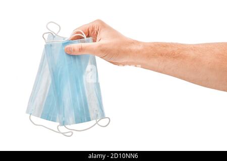 La mano maschio tiene la maschera medica su un bianco isolato Foto Stock