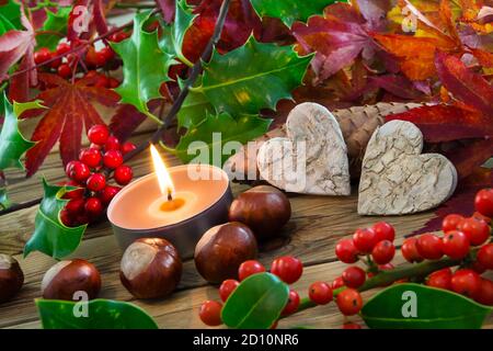 Decorazione autunnale naturale e candela bruciante Foto Stock