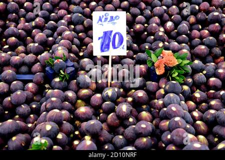 Fichi turchi freschi raccolti crudi mature per la vendita in un mercato agricolo, Istanbul, Turchia Foto Stock
