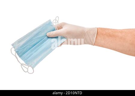 Medici mani maschili in guanti medici che tengono una maschera medica bianco isolato Foto Stock