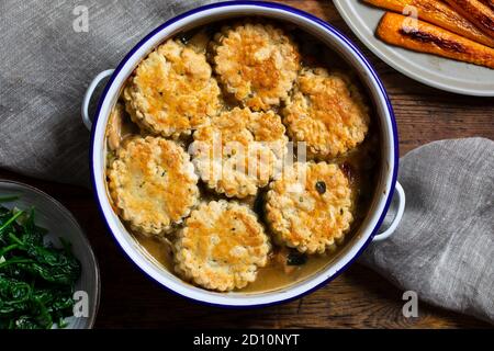 Ciottolo di pollo con focaccine di timo Foto Stock