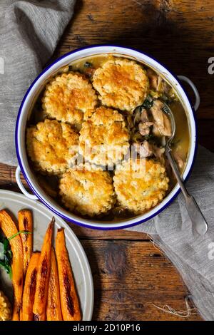 Ciottolo di pollo con focaccine di timo Foto Stock