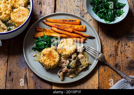 Ciottolo di pollo con focaccine di timo Foto Stock