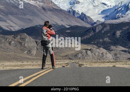 La città più giovane dell'Argentina, El Chalten, è l'ingresso alla parte nord del Parque National Los Glaciares. È dominata dal massiccio del Fitzroy. Foto Stock