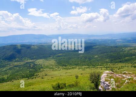 Vista dalla montagna Rtanj e la sua cima Siljak ad un'altitudine di 1570 m, Serbia orientale - immagine Foto Stock