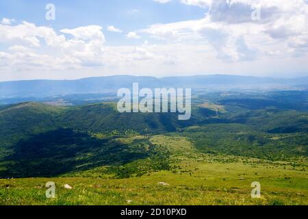 Vista dalla montagna Rtanj e la sua cima Siljak ad un'altitudine di 1570 m, Serbia orientale - immagine Foto Stock