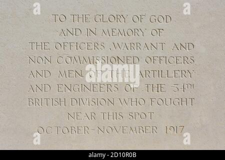Lapide commemorativa al memoriale della i Guerra Mondiale della 34a Divisione a Langemark-Poelkapelle, Belgio Foto Stock