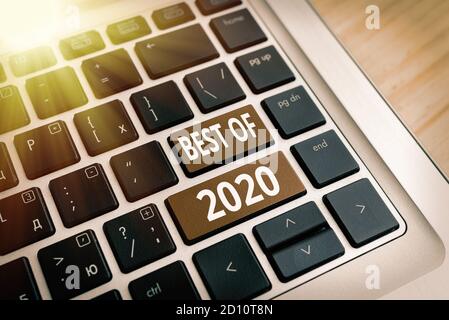 Scrittura a mano concettuale che mostra il meglio del 2020. Concetto che significa cose grandi e meravigliose ed eventi è accaduto su 2020 tasti colorati della tastiera del PC con l'asso Foto Stock
